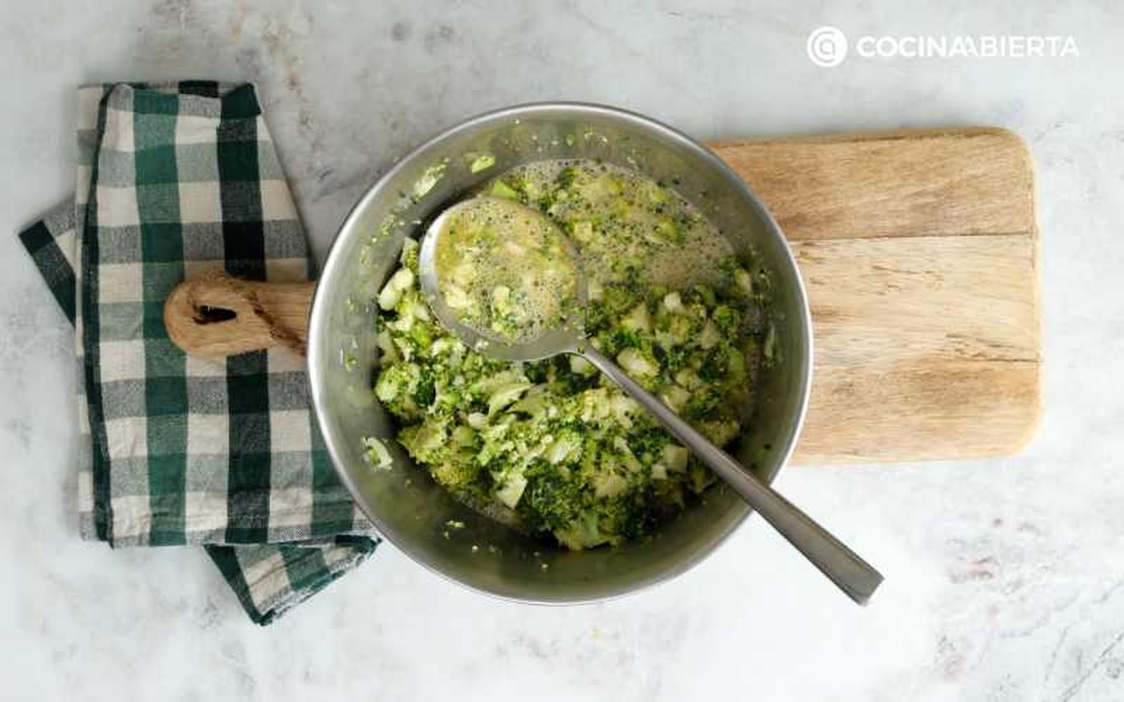Mezcla los huevos batidos con el brócoli Mezcla los huevos batidos con el brócoli