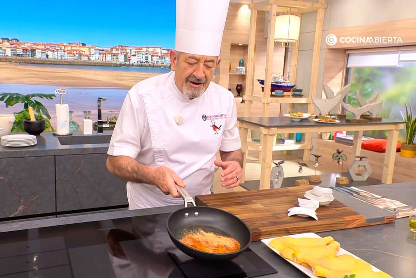 Karlos Arguiñano tuesta los ingredientes para el tandoori masala