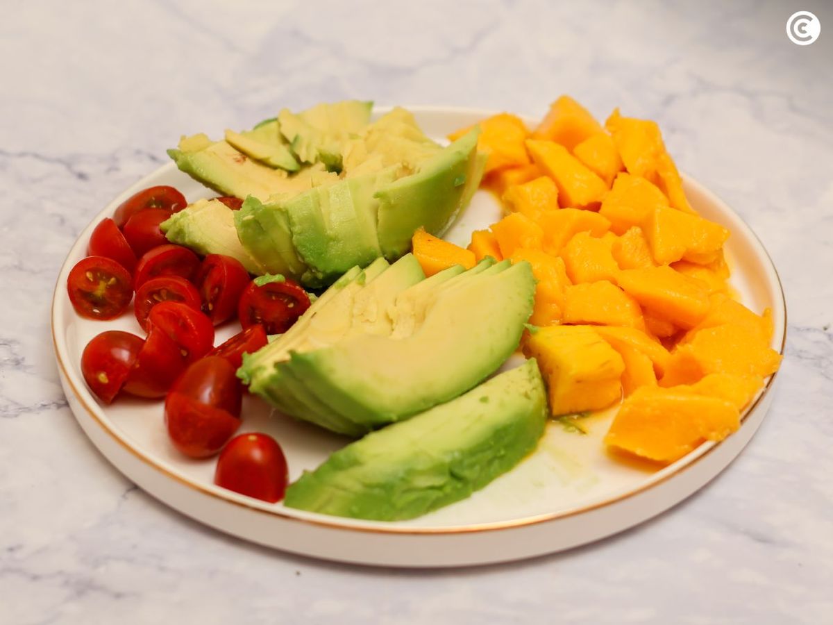 Preparar los ingredientes para la ensalada de mango y aguacate