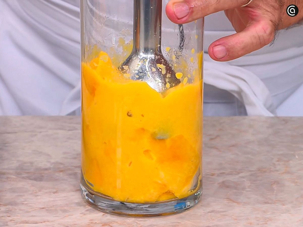 Tritura el melocotón fresco para el mousse