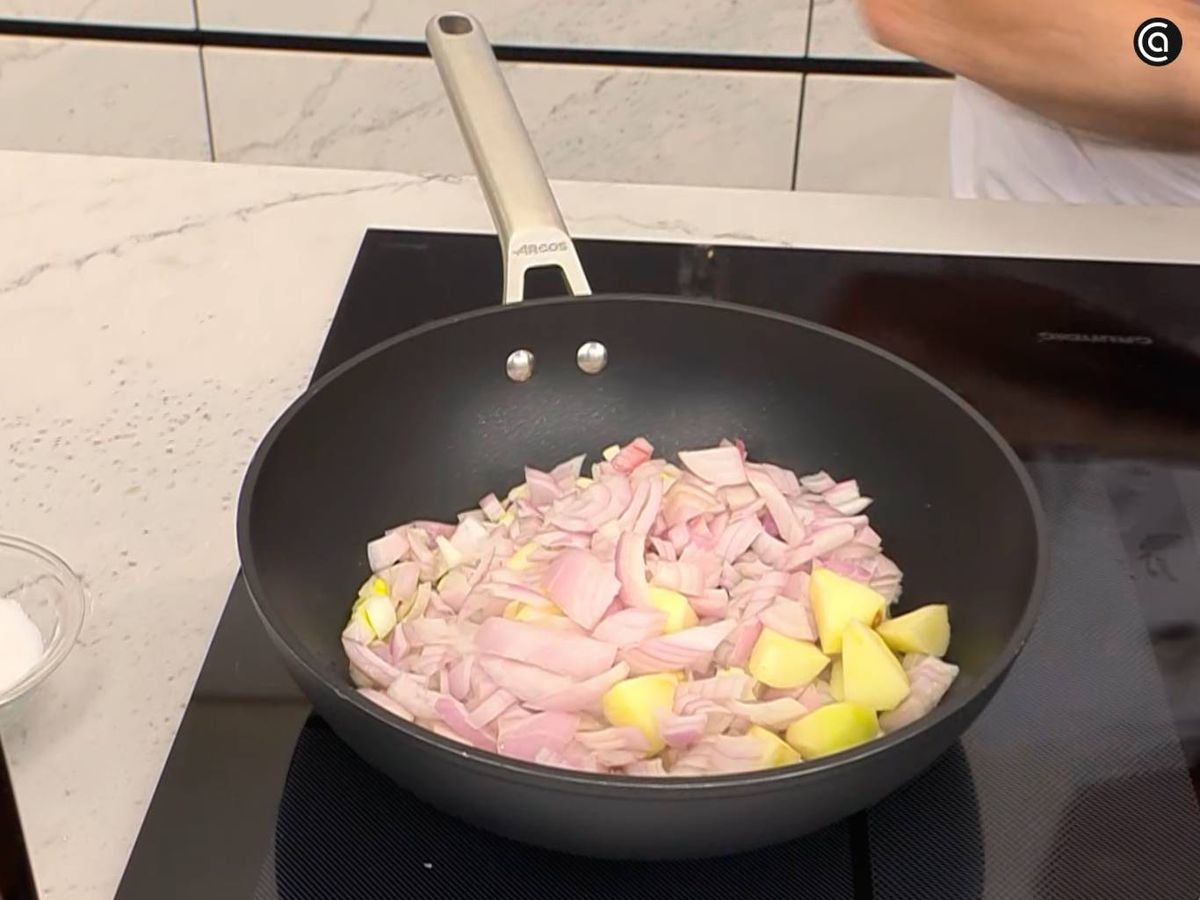 Cocina la manzana y la cebolla