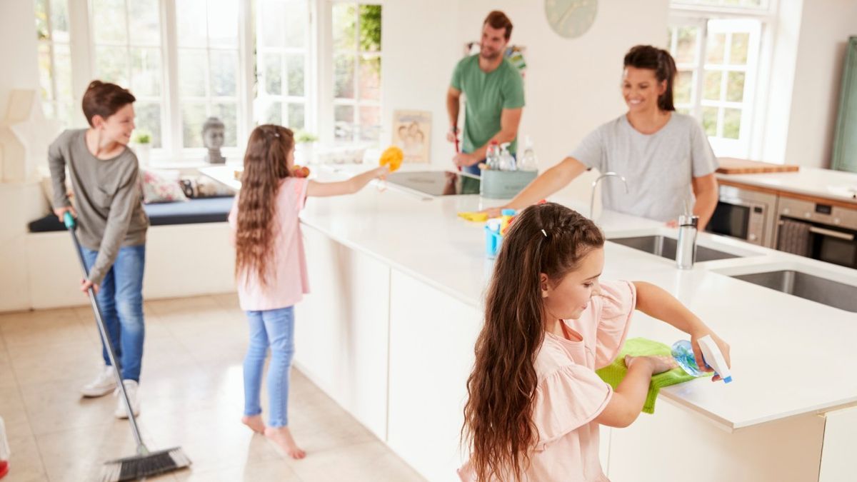 Familia limpiando la casa
