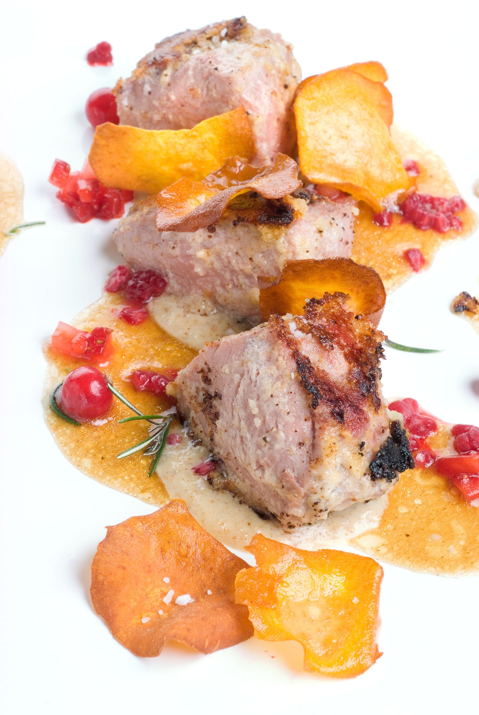 Lomo de jabalí con almendras y frutas rojas