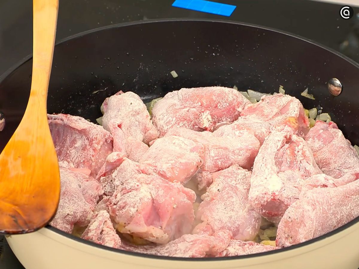 Enharina los trozos de conejo y agrégalos a la tartera