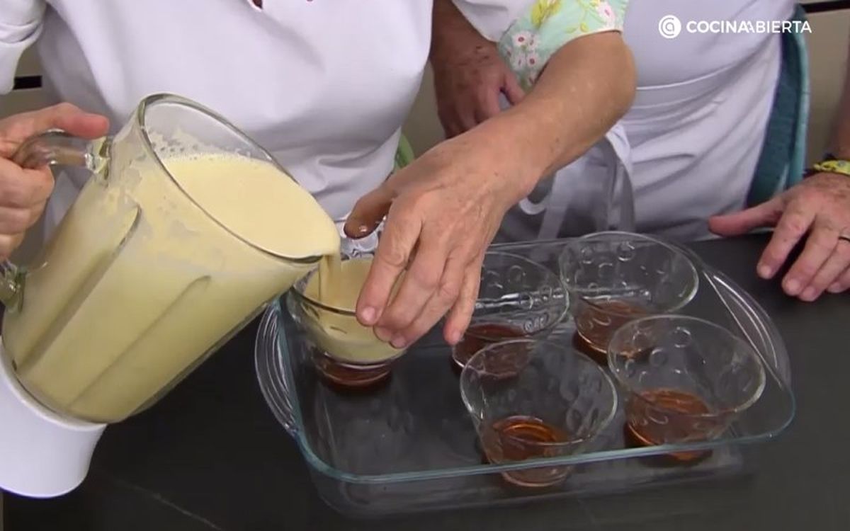 Vierte la mezcla del flan en los moldes