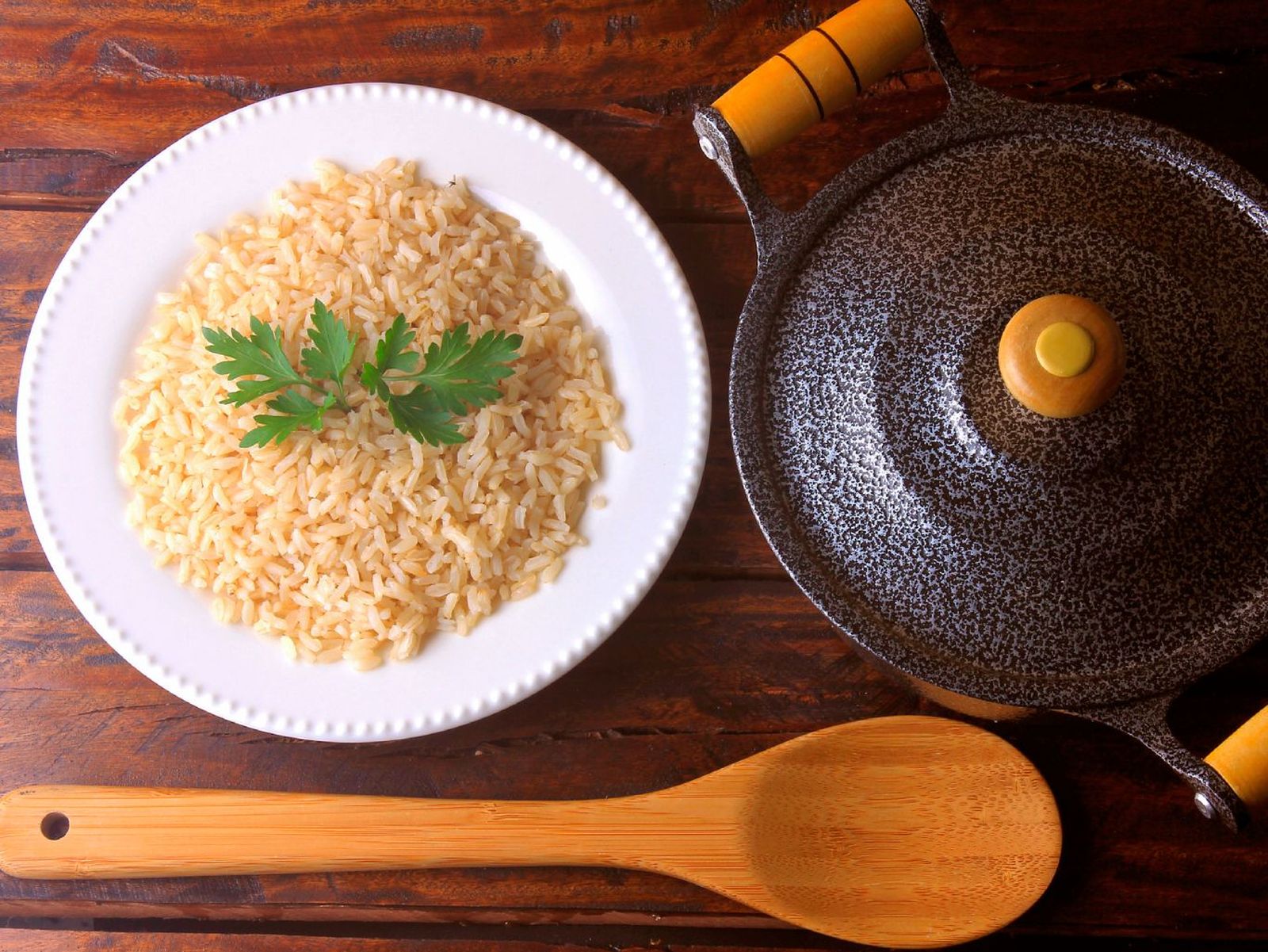El remojo previo ayuda a cocinar el arroz integral más rápido El remojo previo ayuda a cocinar el arroz integral más rápido