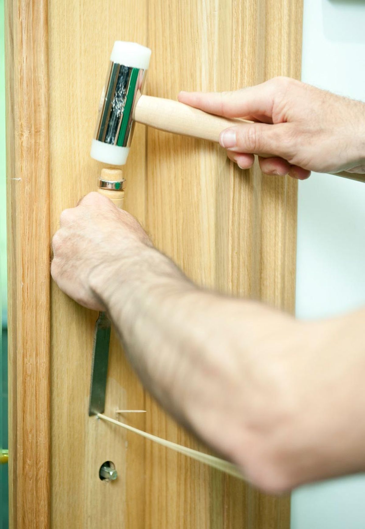 brico 0617 2 arreglar sujecion. manilla puerta paso 8