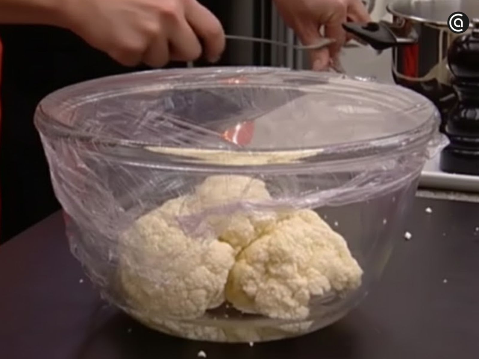 La coliflor, cubierta con film, se cocina al vapor en el microondas para mantener textura y sabor.