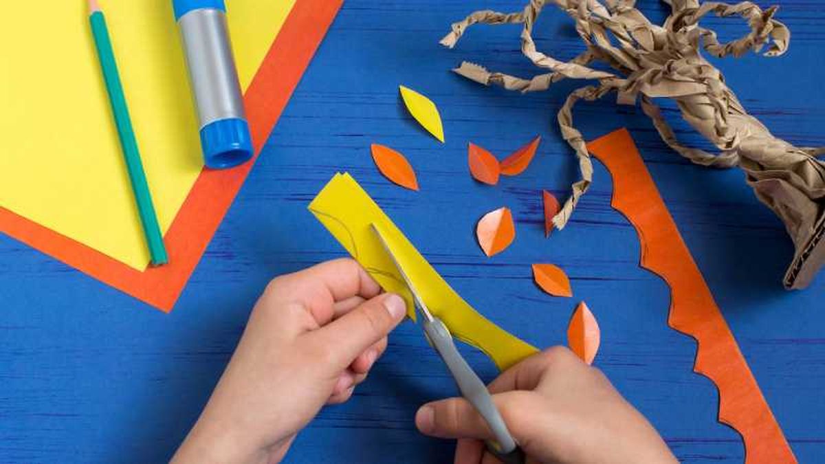 Cuarto paso para hacer el árbol de cartón, cortar las hojas.