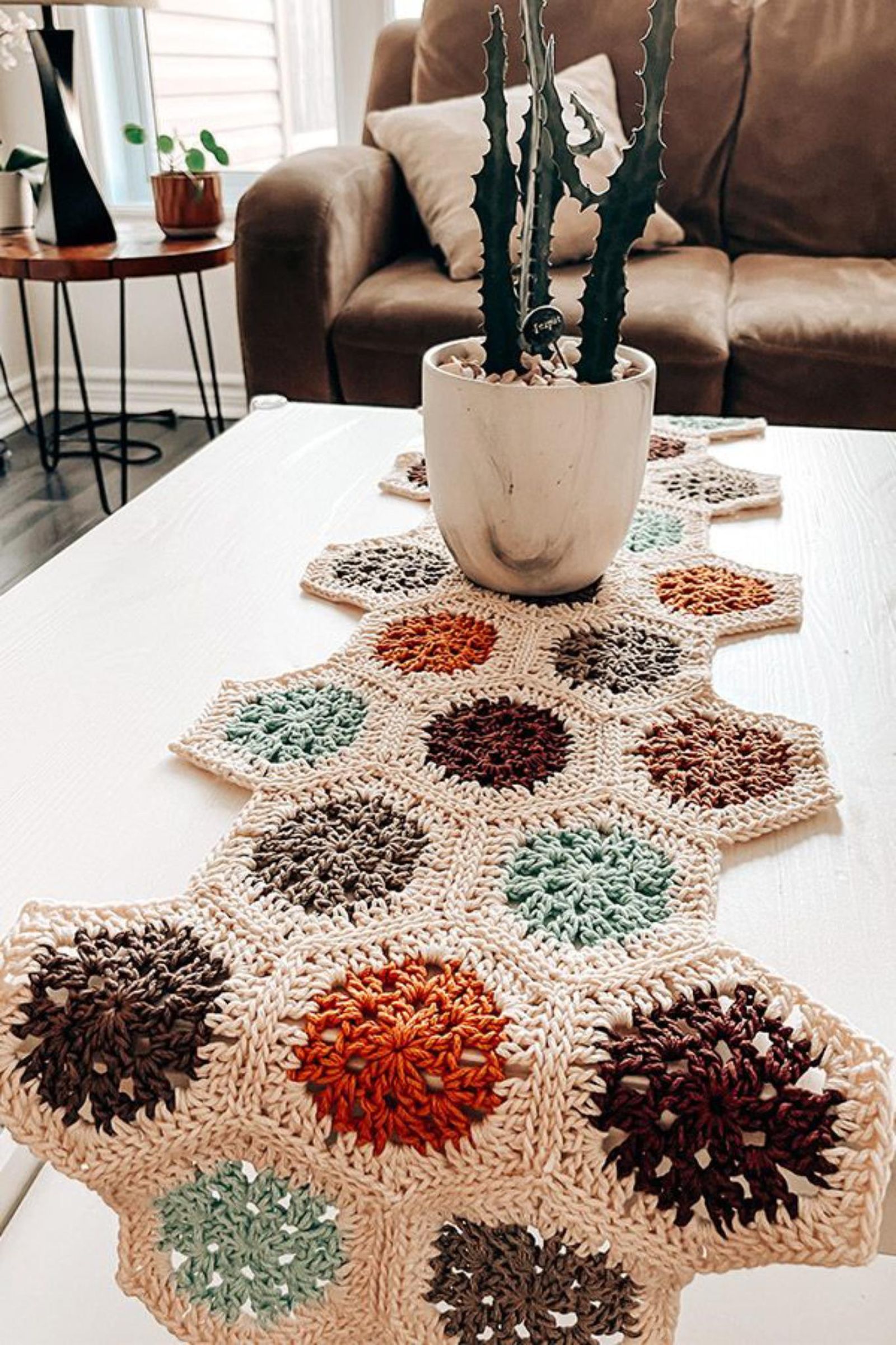 Camino de mesa a crochet granny hexagonal.