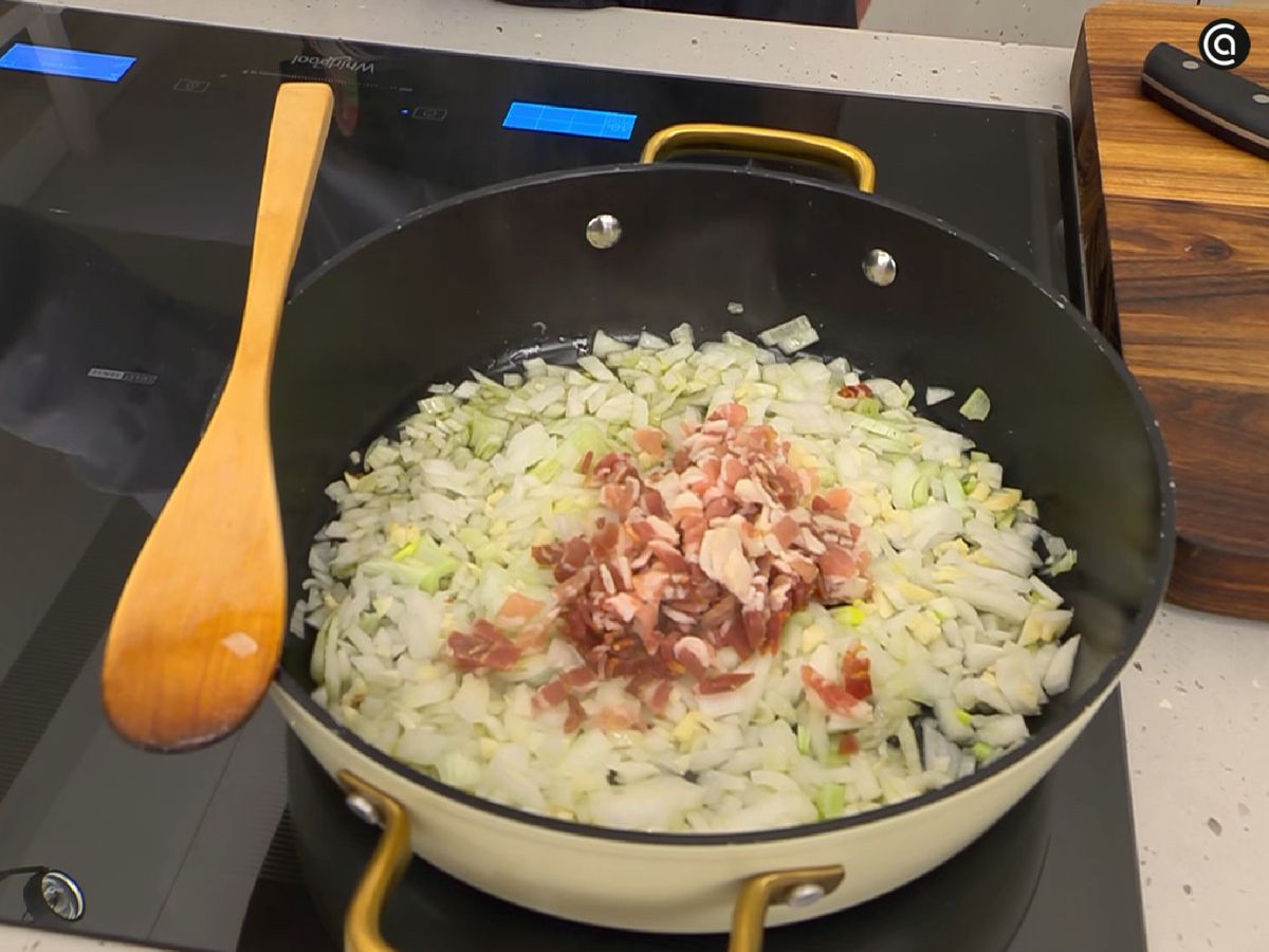 Cocina a fuego lento la cebolleta, el ajo y la panceta para empezar con la salsa sorrentina
