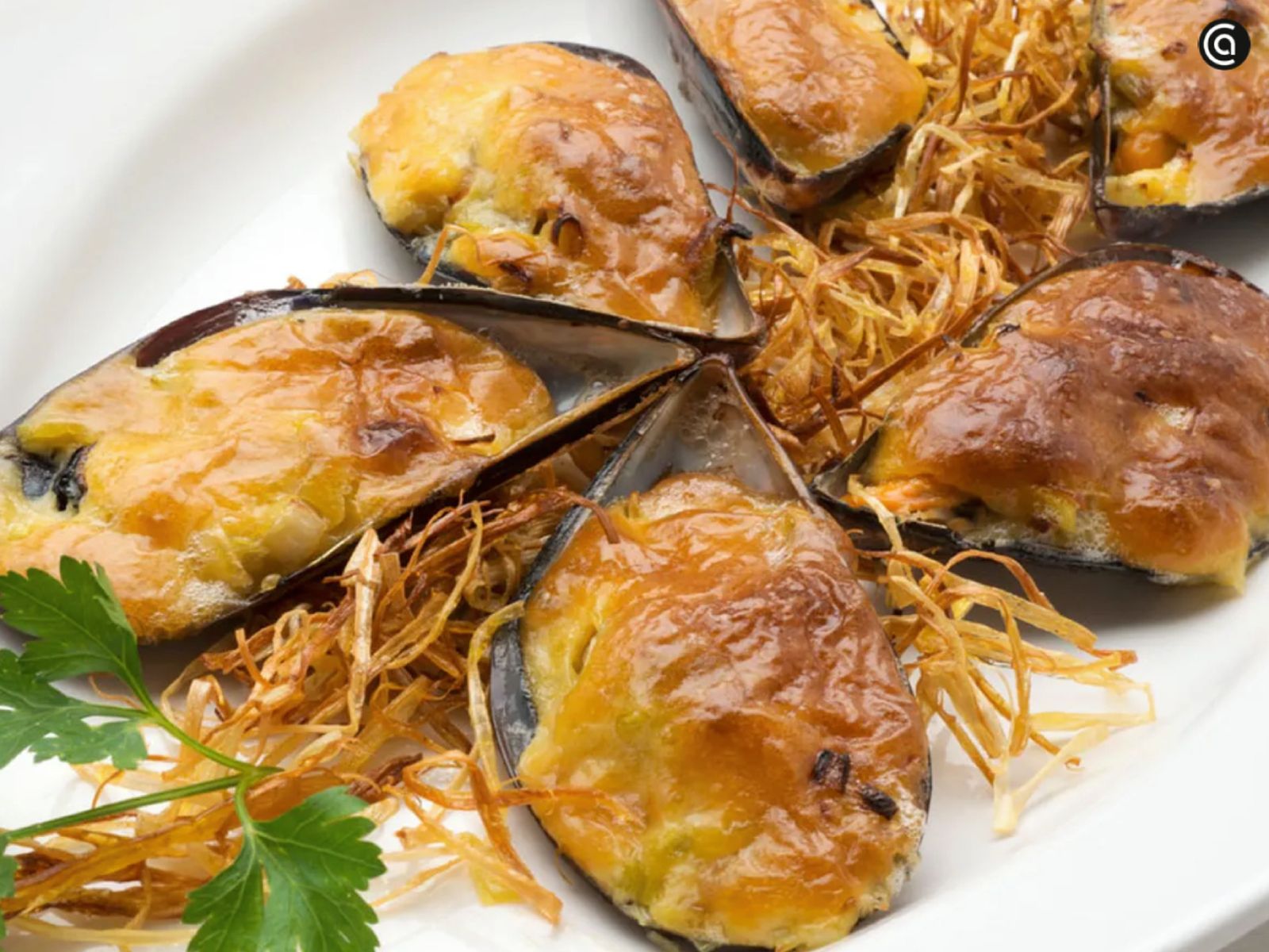 Mejillones gratinados con salsa holandesa, un entrante sin gluten con sabor a mar y una textura cremosa perfecta para el menú navideño.
