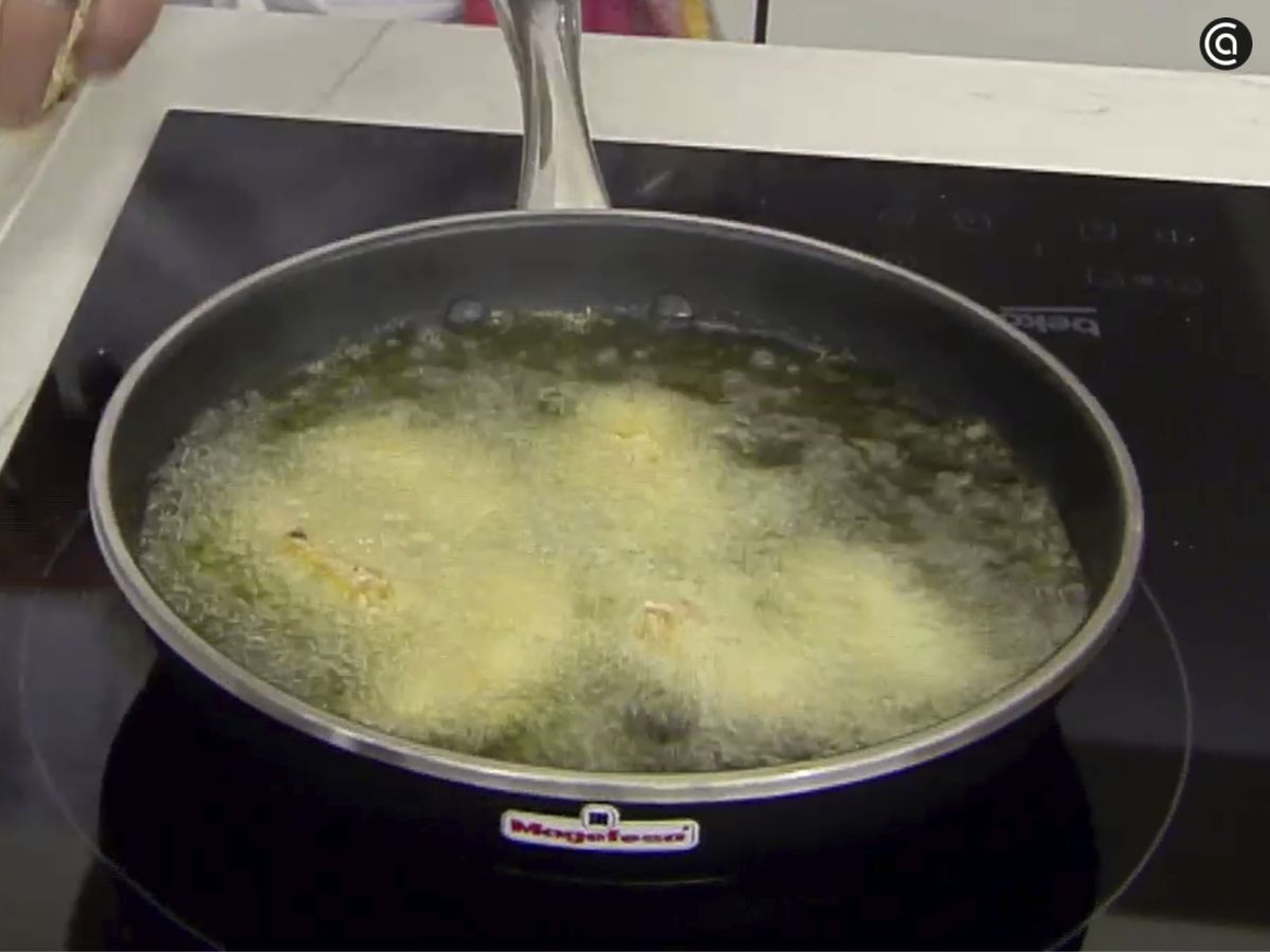 Fríe las croquetas en abundante aceite