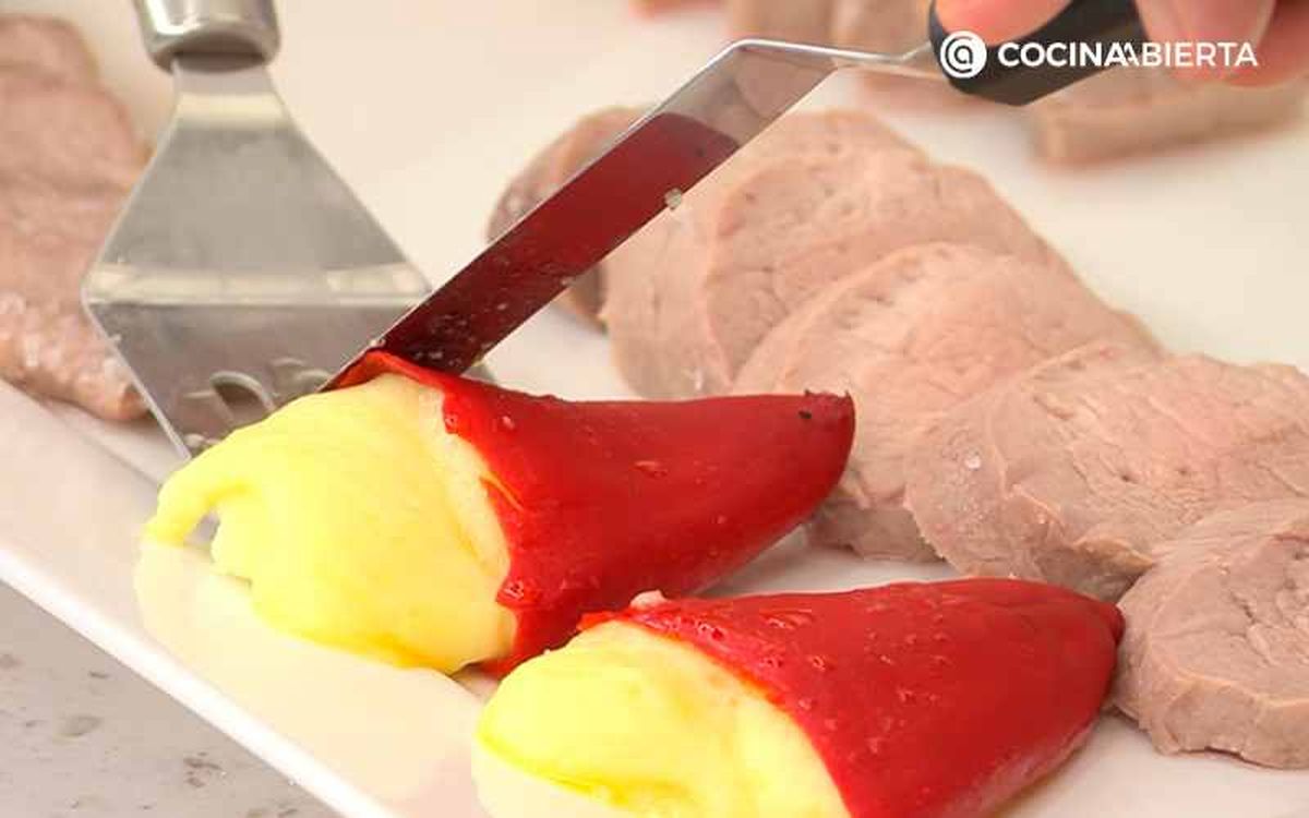 Acompaña el solomillo a la sal con los pimientos rellenos