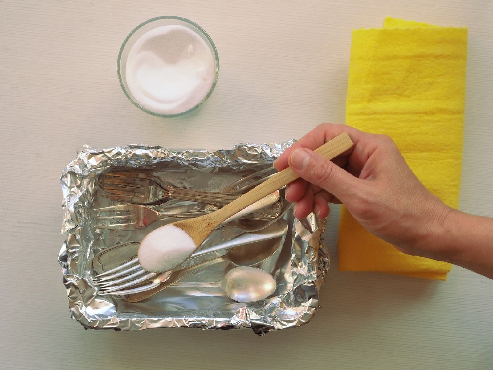Utiliza un trozo arrugado de papel de aluminio para limpiar los cubiertos Utiliza un trozo arrugado de papel de aluminio para limpiar los cubiertos