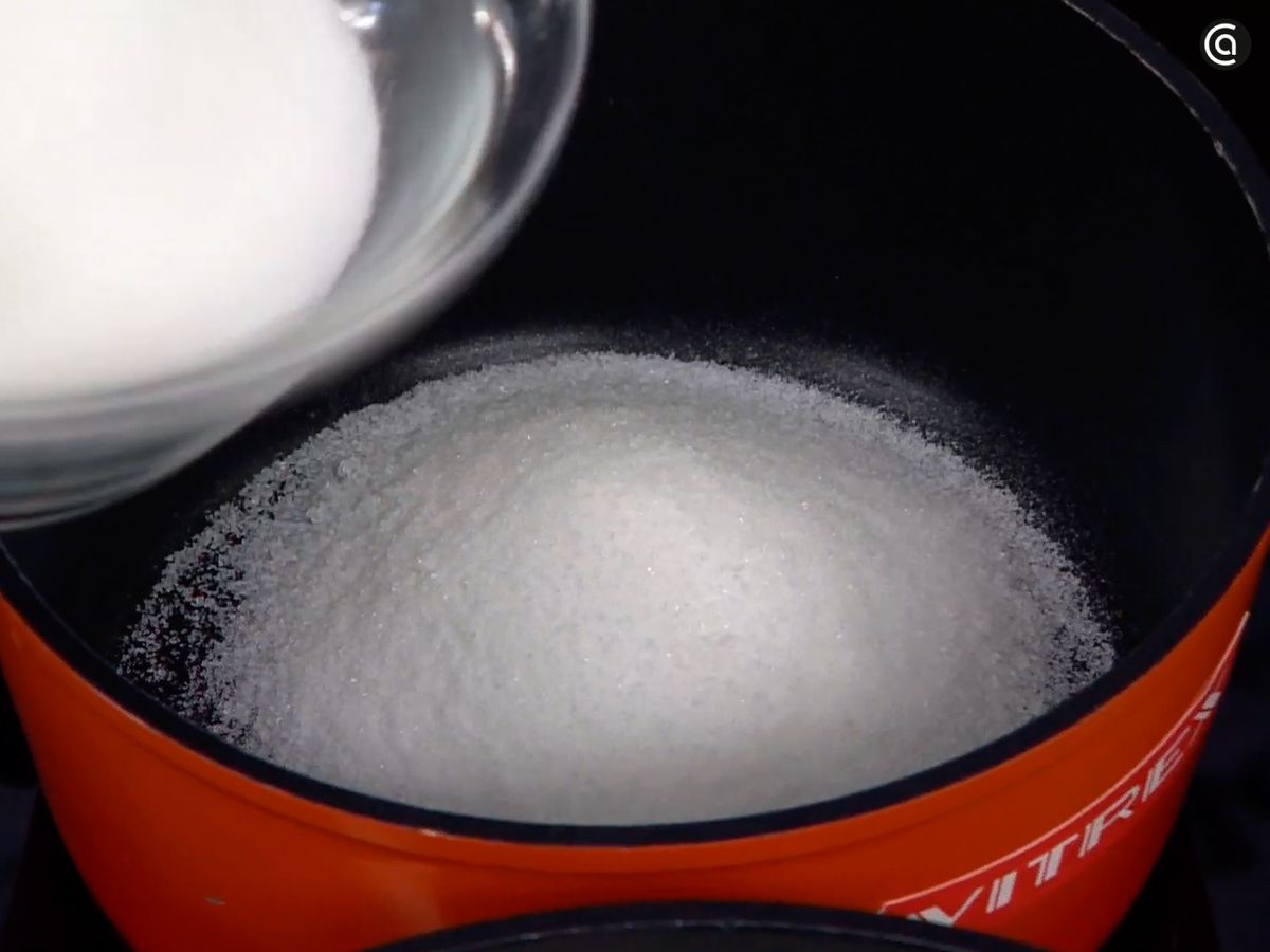 Precalienta el horno y carameliza el azúcar