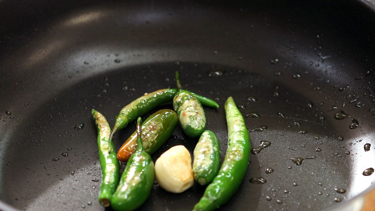 Huevos en salsa verde   Paso 2