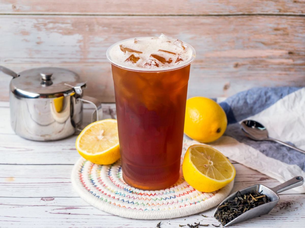 Té helado negro con limón