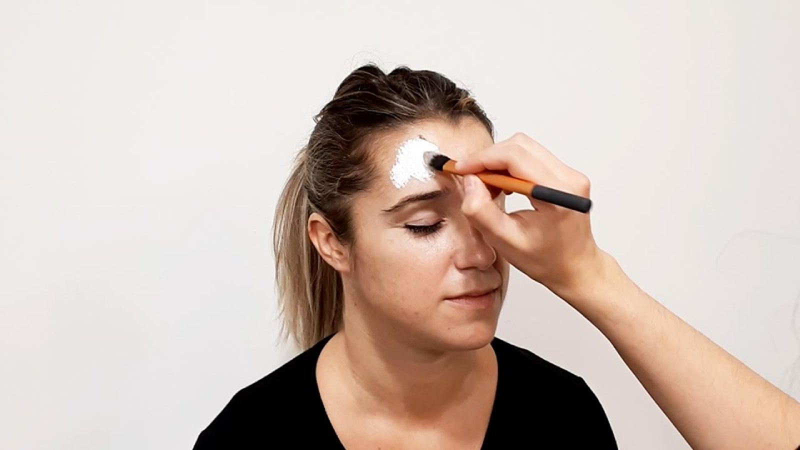 Cómo hacer el maquillaje de Caperucita y el Lobo - paso 1 Cómo hacer el maquillaje de Caperucita y el Lobo - paso 1
