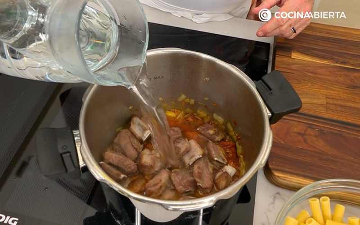 Añade agua a la cazuela