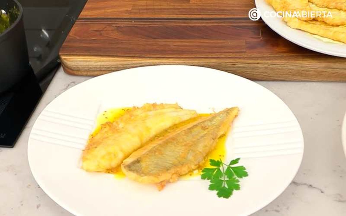 Sirve la salsa de base y coloca los filetes encima