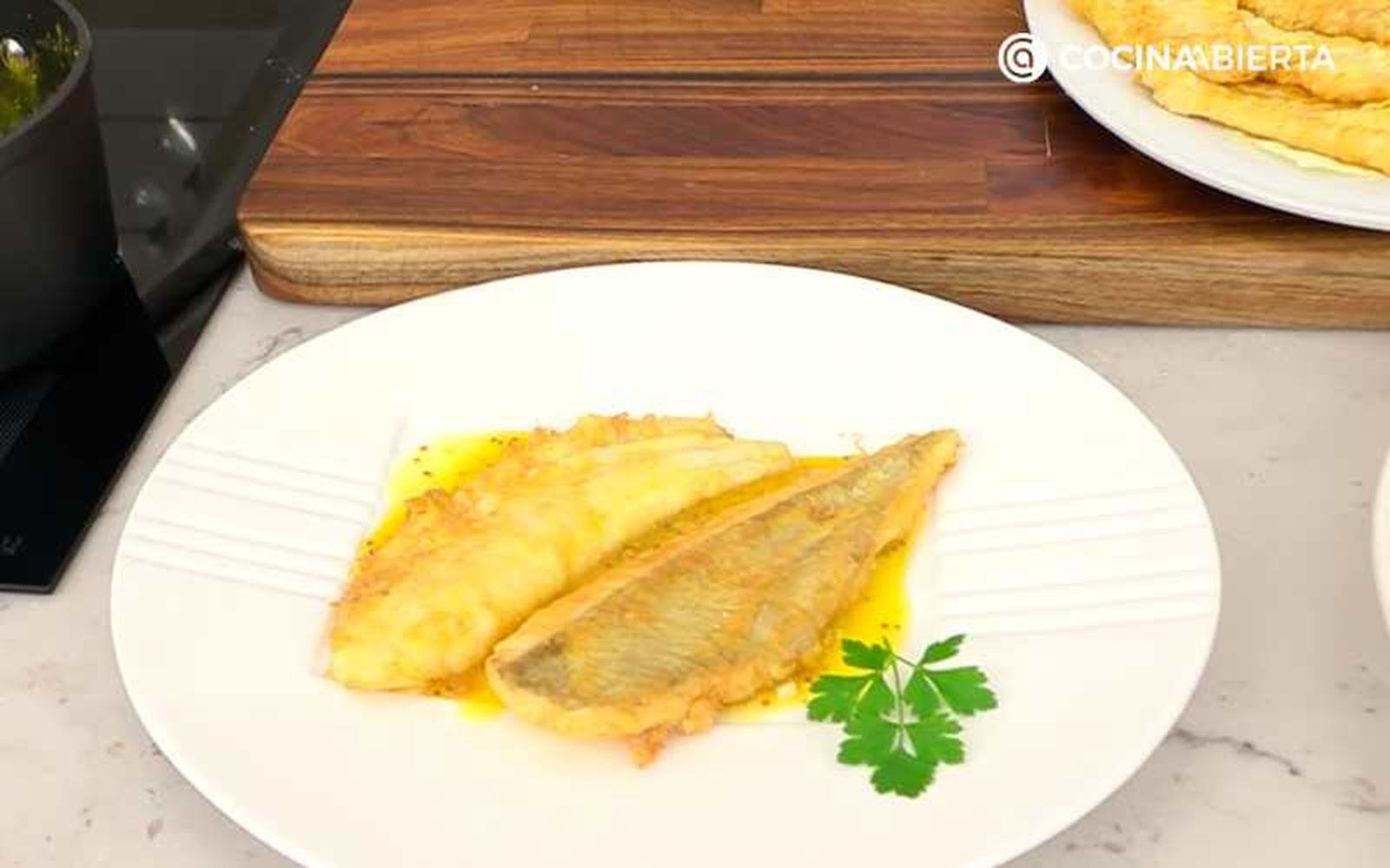 Sirve la salsa de base y coloca los filetes encima