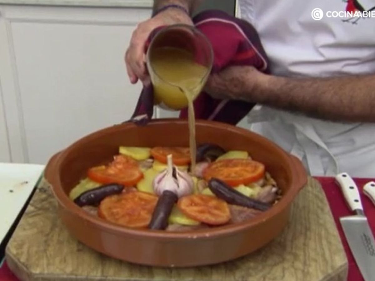 Hay que echar el caldo bien caliente para que empiece a cocinarse en el horno rápidamente