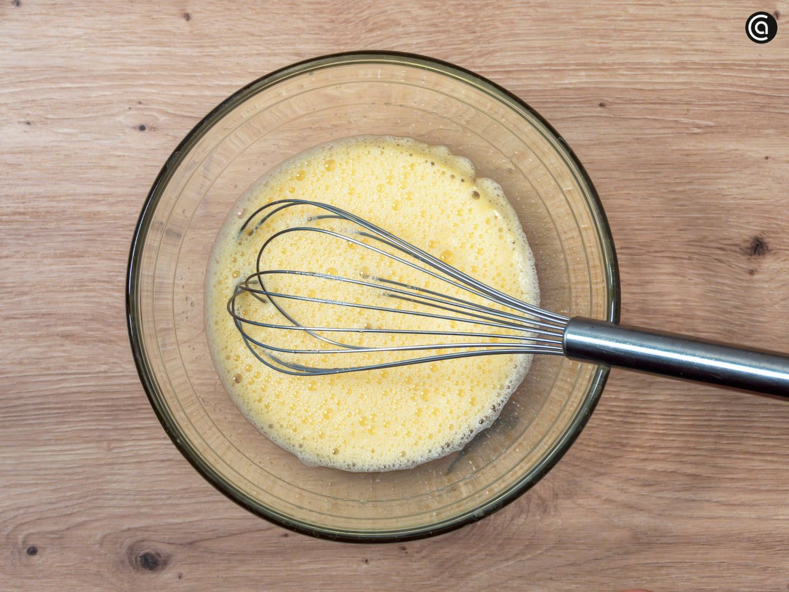 Bate los huevos junto con el azúcar hasta integrarlos