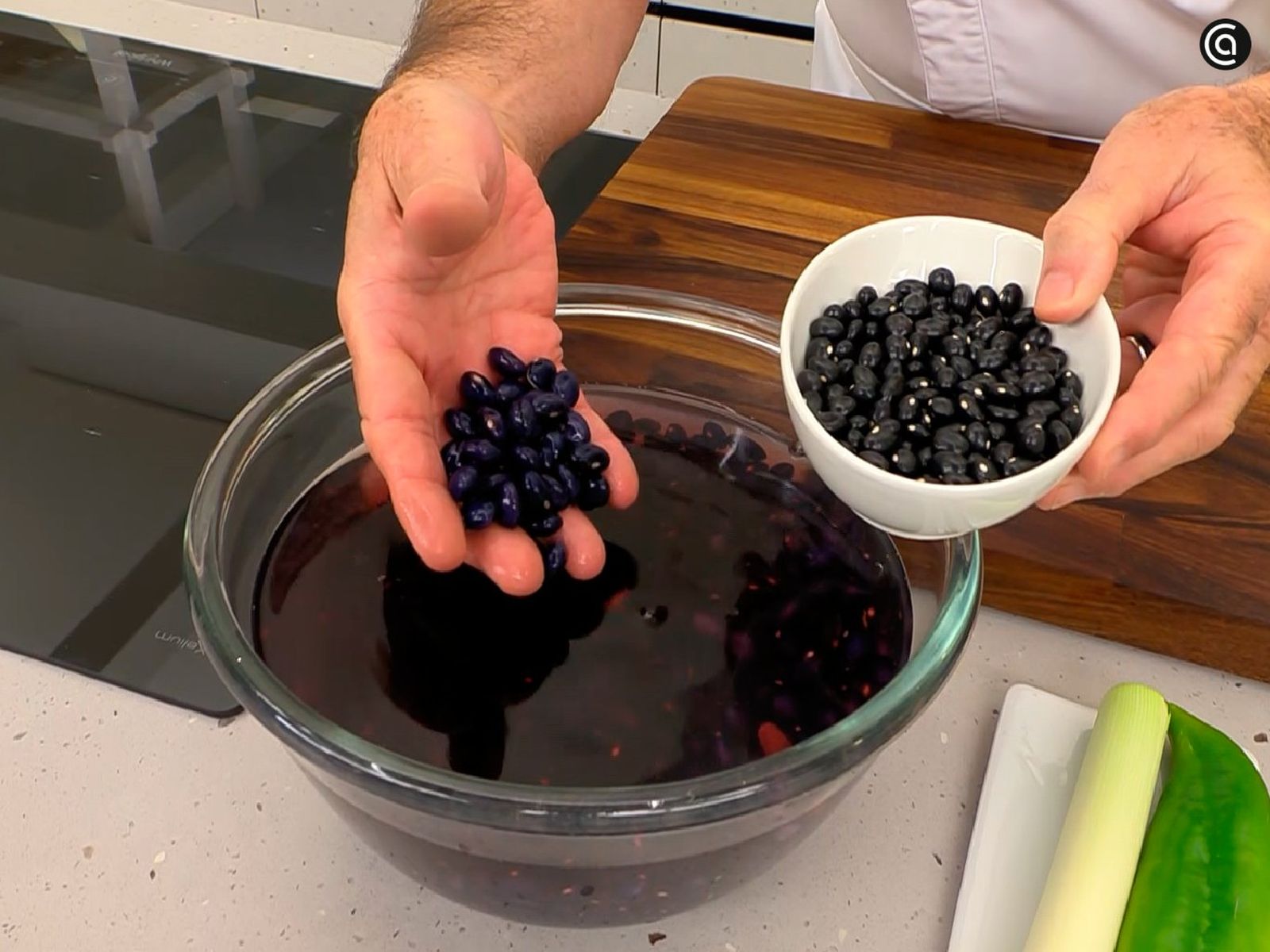 Remoja las alubias negras