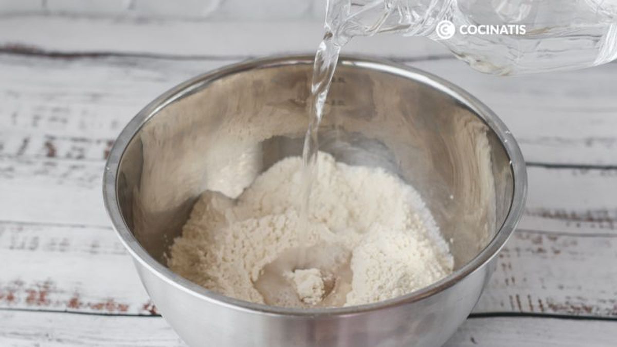 Mezclamos los ingredientes de la masa en un bol