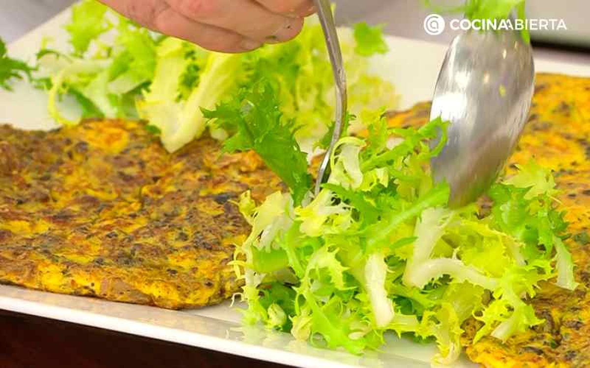 Sirve la tortilla de morcilla y cebolla caramelizada