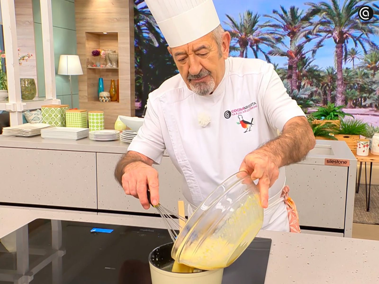 Une la leche infusionada con las yemas y cocina a fuego suave hasta que espese