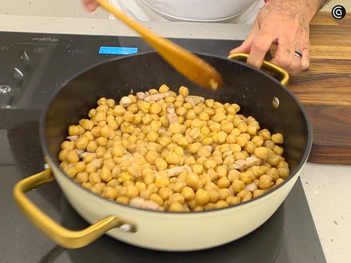 Dora la panceta y, después, incorpora los garbanzos