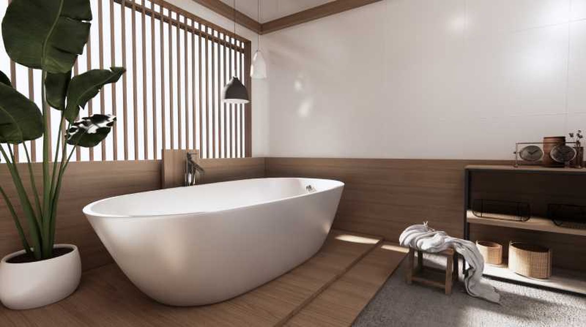Baño de estilo japonés decorado con planta tropical.