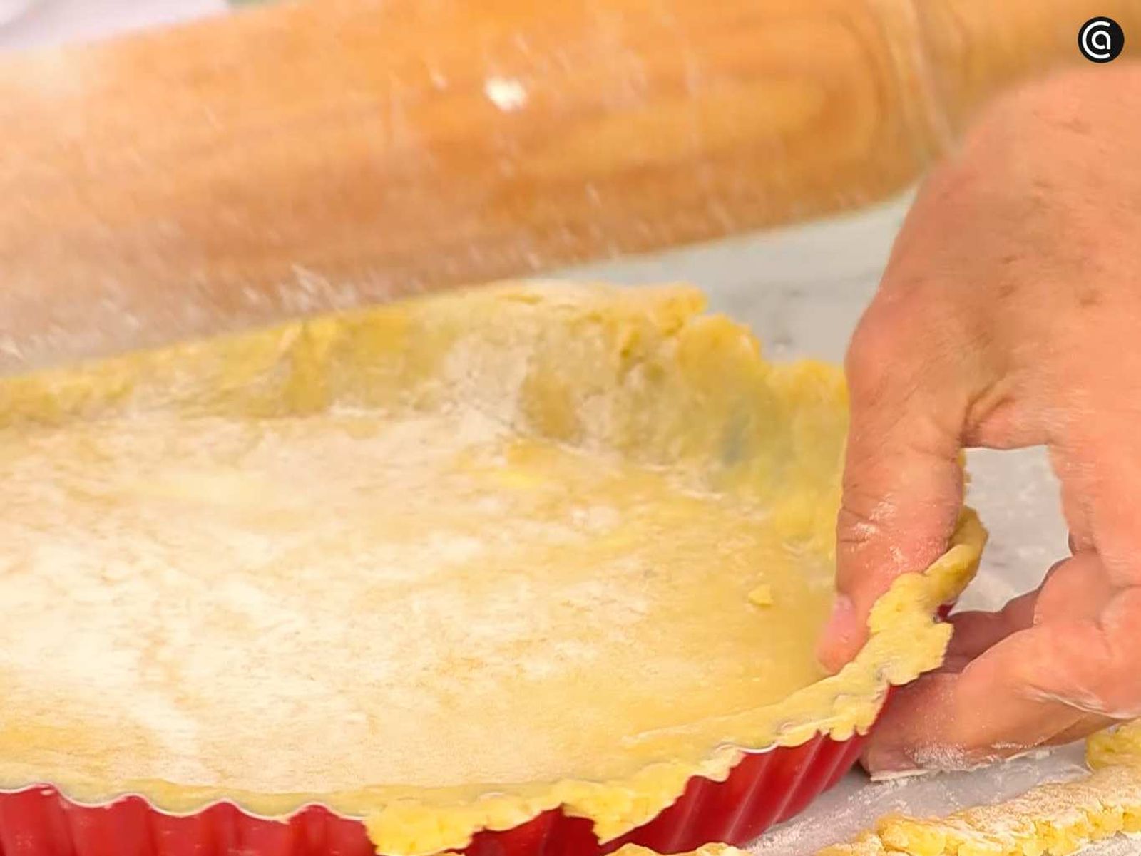 Estira y cubre el molde con la masa Estira y cubre el molde con la masa