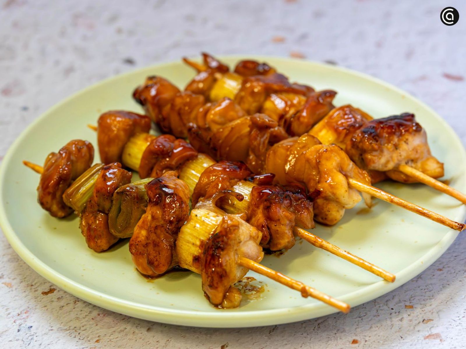 El yakitori de pollo se sirve como aperitivo, tapa o parte de un menú japonés completo