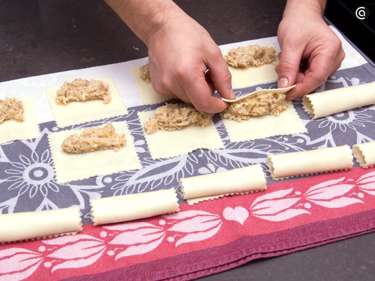 Cocina las placas de los canelones y, después, rellénalas