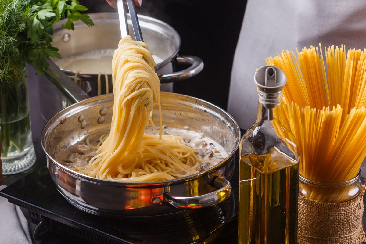 Termina de cocinar la pasta en la sartén junto con la salsa