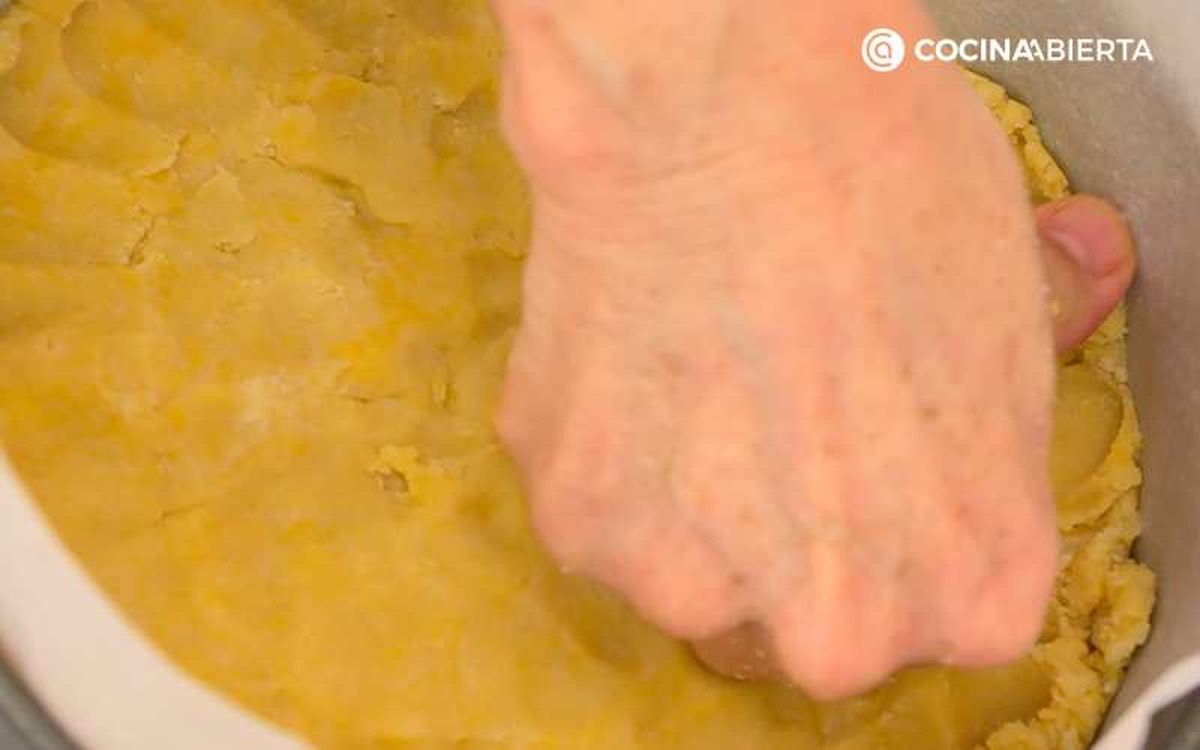 Cubre el molde con la masa