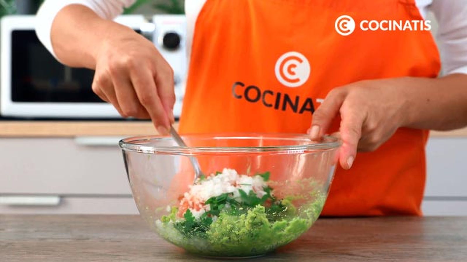 Incorpora el cilantro y remueve bien Receta de guacamole original mexicano paso 4