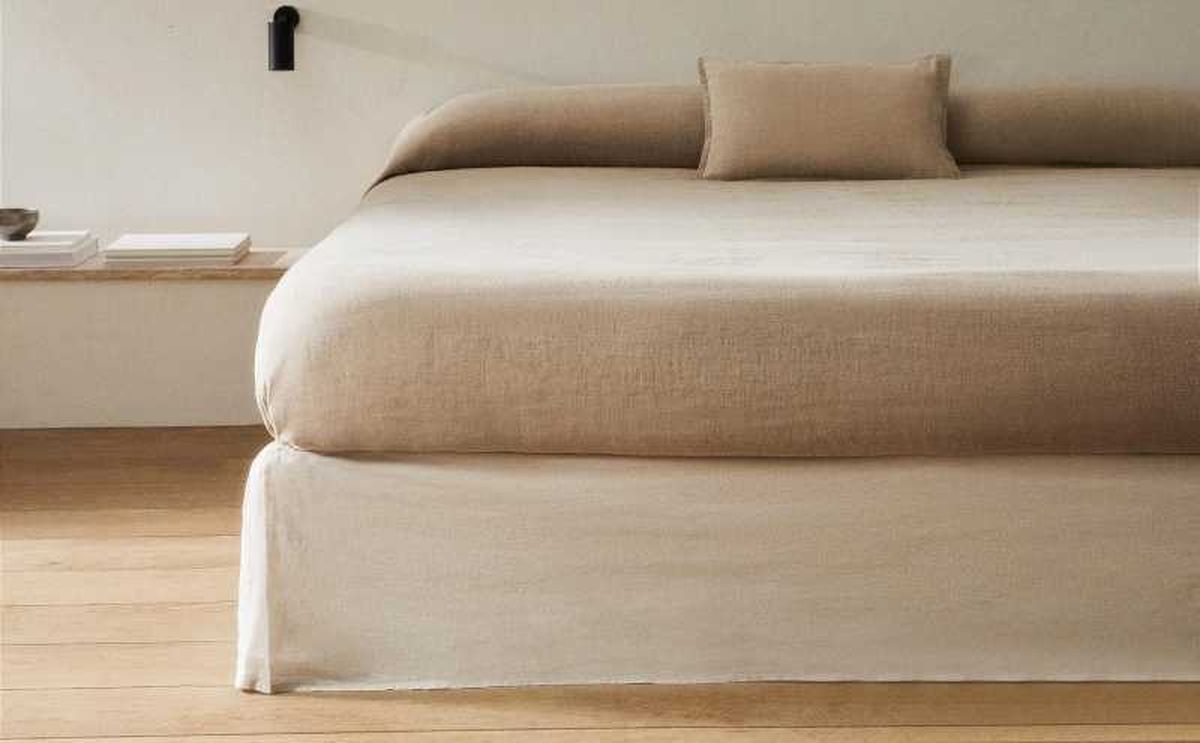 Cama con cubrecanapé de lino lavado.