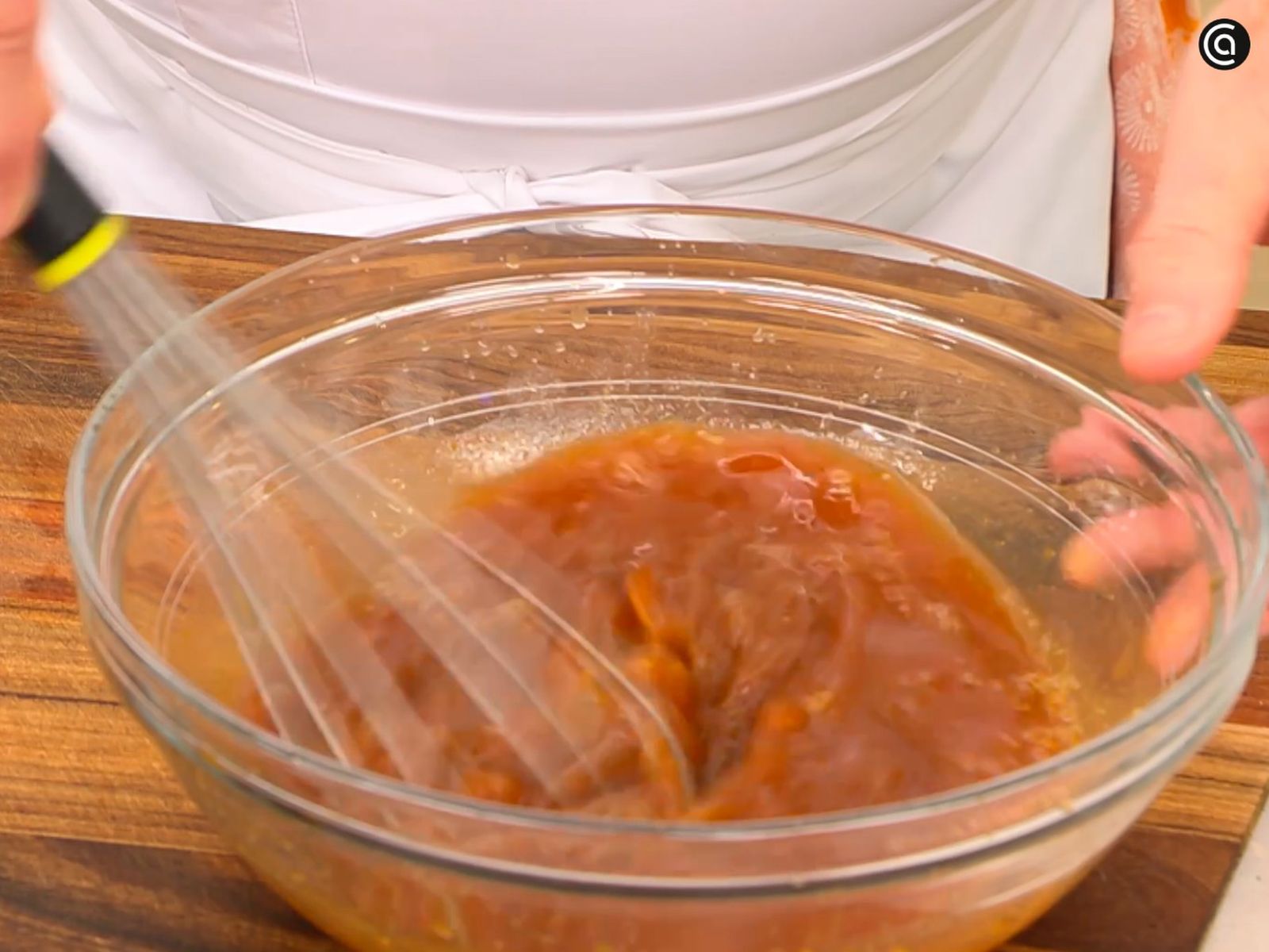 Mezcla zumo de naranja, ketchup, salsa de soja y miel