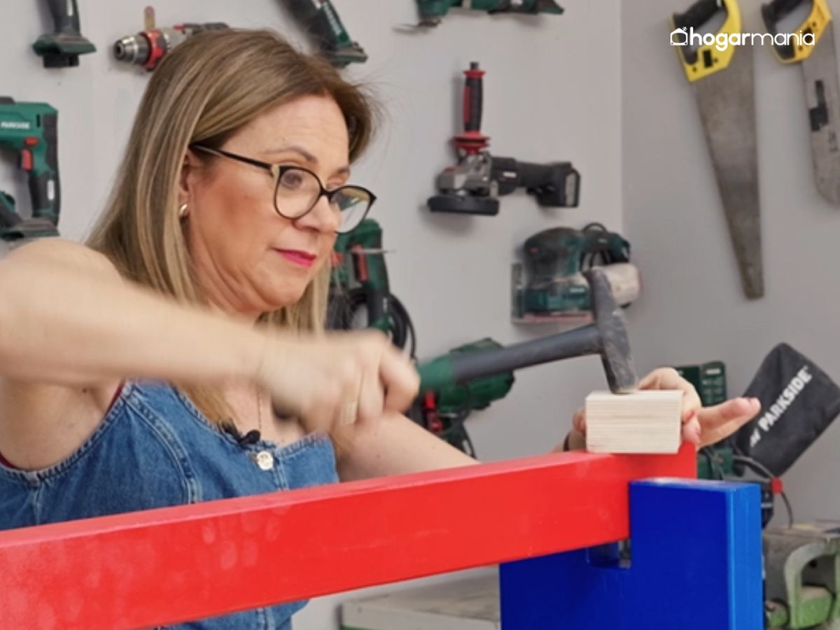 Encaja las piezas con pequeños golpes hasta que la estructura queda bien asentada.