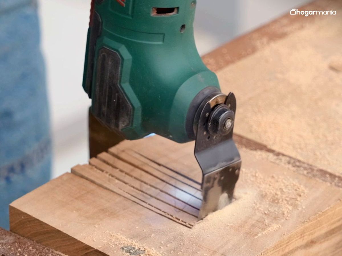 Corta la madera para hacer el hueco donde encajar la rueda de la bicicleta