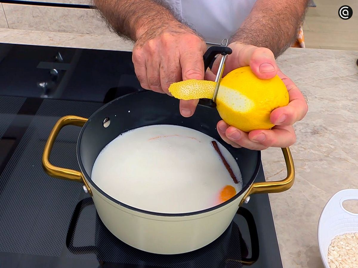 Cocer el arroz para la crema de arroz con leche