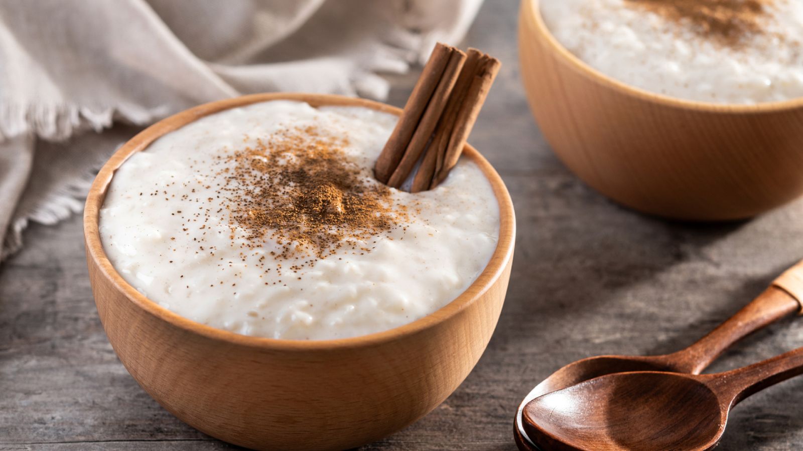 Canela en rama en un postre lácteo, donde el tostado previo refuerza su aroma.