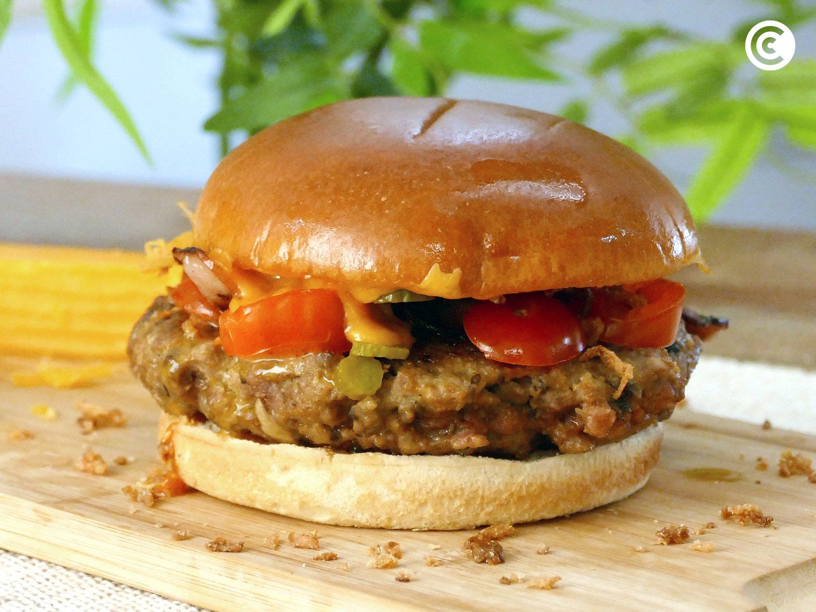 Hamburguesa casera de carne picada y champiñones con pan brioche