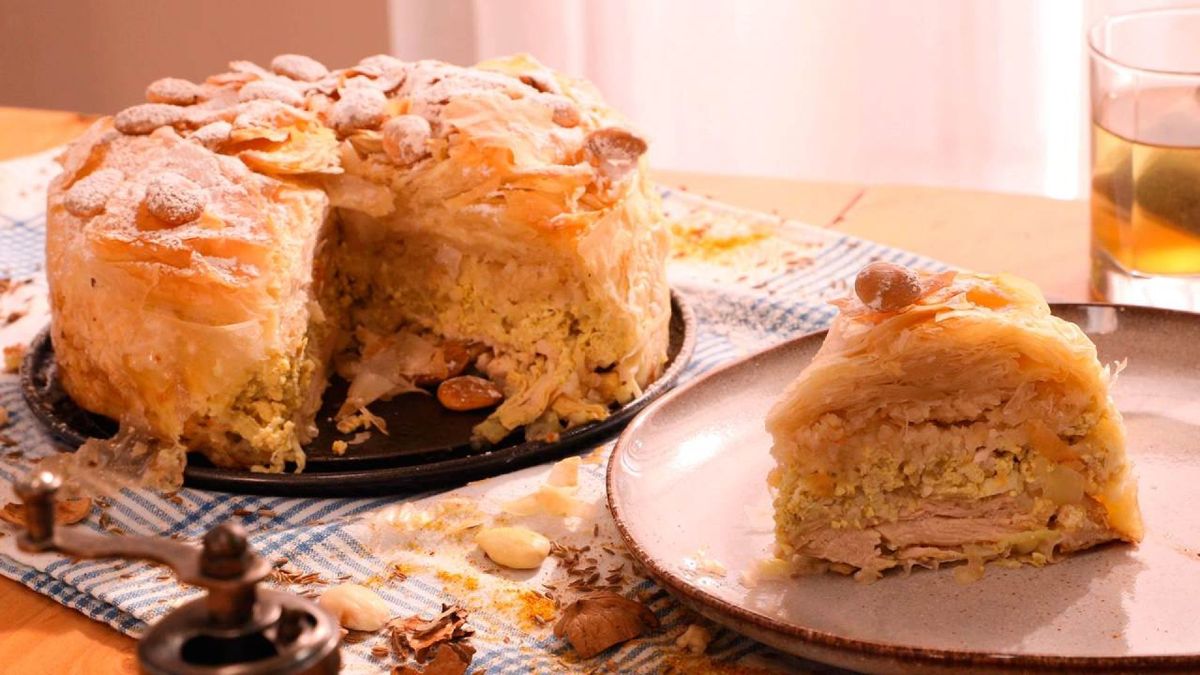 pastela de pollo con almendras