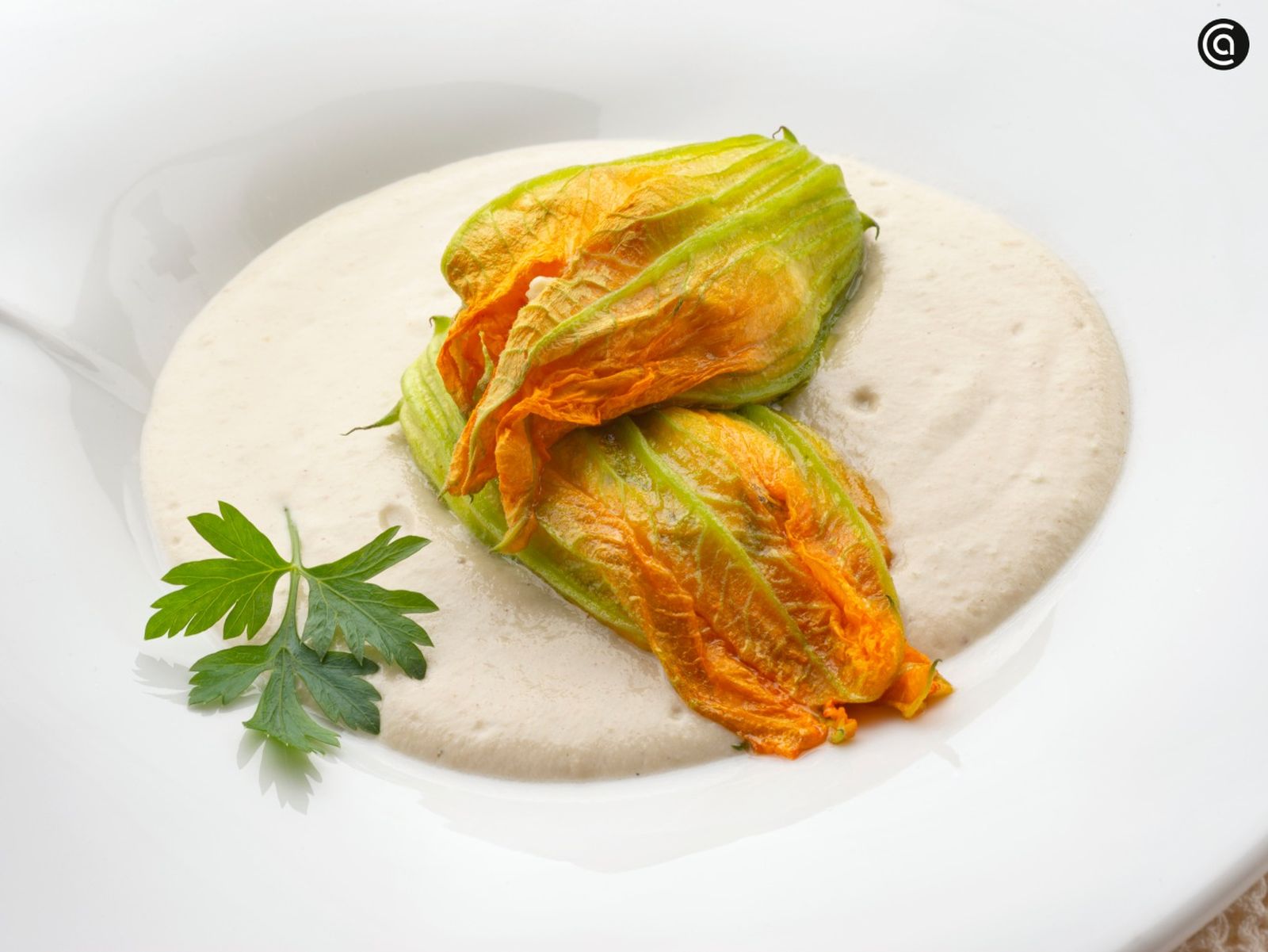 Flor de calabacin rellena con ajoblanco de uva moscatel, receta de Joseba Arguiñano