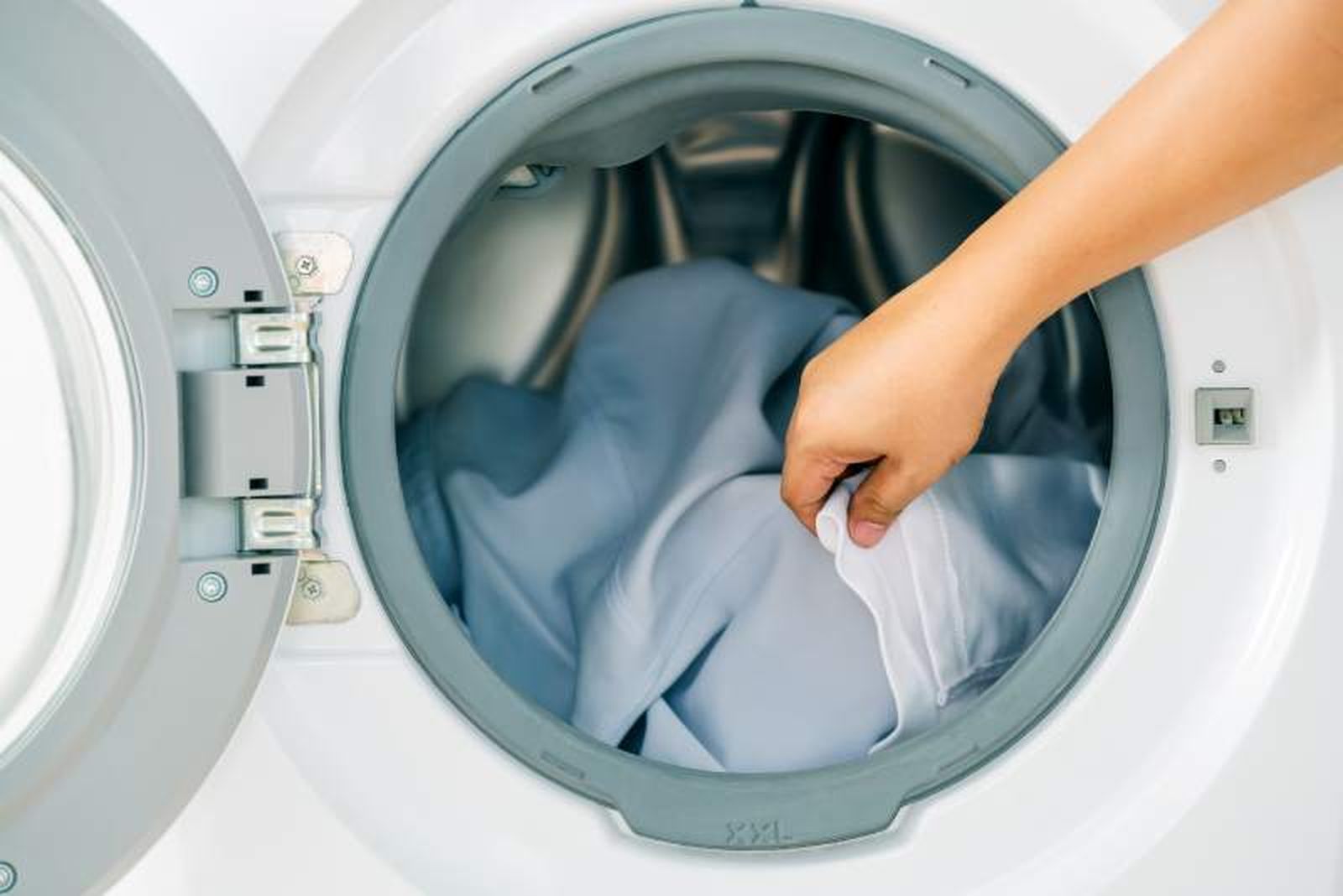Recuerda, la ropa delicada debe lavarse en un programa corto, con agua fría y detergente especial. Recuerda, la ropa delicada debe lavarse en un programa corto, con agua fría y detergente especial.